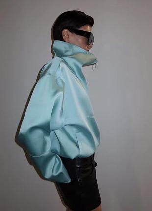 Эффектный атласный бомбер / куртка с высоким воротником в трендовом цвете tiffany