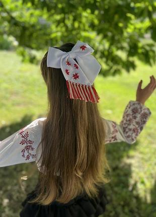 Бант для волосся з ручною вишивкою білий з червоним