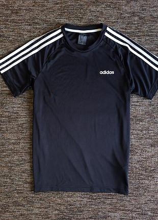 Спортивная футболка adidas указан размер m, можно на s