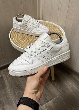 Жіночі кросівки adidas rivalry low 39р.