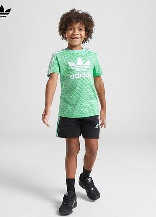 Котонова футболка adidas приблизно на 7-8 років