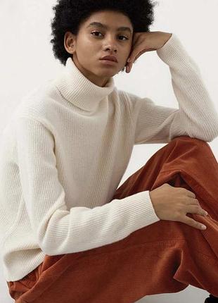 Молочний светр з вовни uniqlo