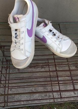 Кожаные кроссовки белого цвета бренда nike