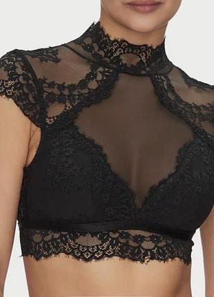 Бюстгальтер-топ daisy від бренду hunkemöller з високим коміром та короткими рукавами.