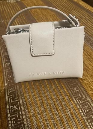 Мікро сумка charles&keithbosie micro bag кремового кольору