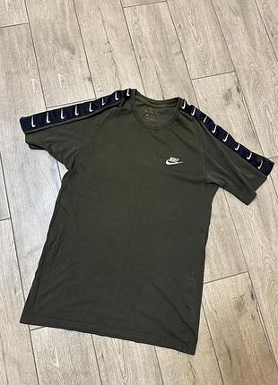 S | футболка з лампасами nike