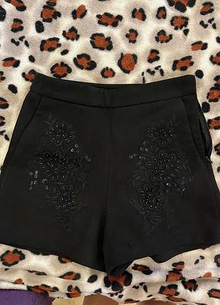 Жіночі шорти zara, розмір xs, зі стразами. стан дуже хороший, без пошкоджень. щільна тканина, добре підійдуть на прохолодну погоду, весну або осінь