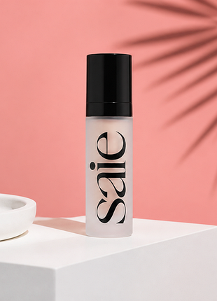 Saie 
glowy super gel lightweight dewy multipurpose illuminator
