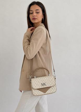 Michael kors нова(з біркою) бежева сумка з ручкою та довгим ремінцем, базова стильна сумочка крос боді у монограмі мк, розмір 22,5*16*7см