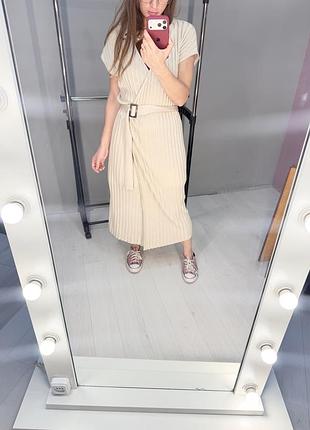 Вʼязана сукня бежевого кольору в рубчик