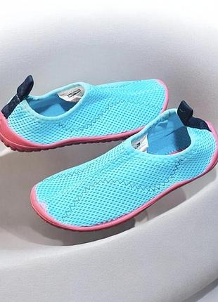 Детские аквашузы от decathlon (модель tribord-subea 100) яркого бирюзового цвета с сетчатым верхом и розовой подошвой раз.27