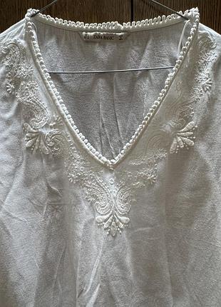 Блуза з вишивкою zara
