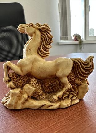 Вінтажна колекційна статуетка з натуральної кістки «кінь, що біжить». шедевральне ручне різьблення