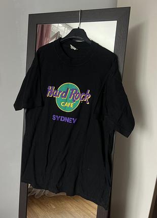 Чоловіча вінтажна футболка hard rock cafe sydney 90’s чорна з фіолетовим логотипом m-l