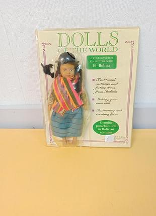 Фарфоровая кукла в костюме боливии является частью коллекции "dolls of the world".