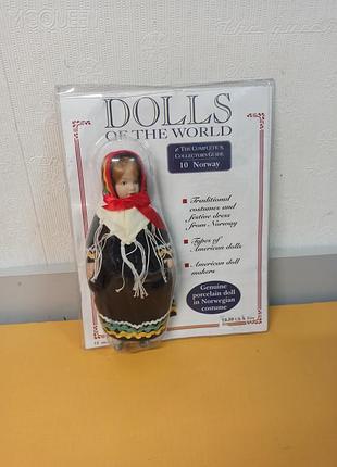 Винтажная фарфоровая кукла является частью коллекции «dolls of the world» (кульки мира), изображающей традиционный костюм норвегии,