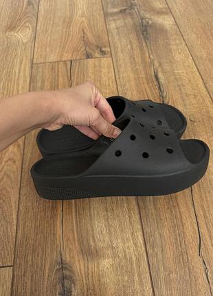 Чорні шльопанці crocs на платформі