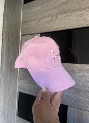 Жіноча бейсболка under armour play up cap представлена в ніжно-рожевому кольорі з вишитим логотипом бренду.