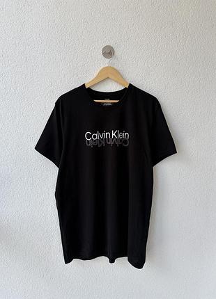 Футболка з великим лого calvin klein