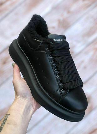 Черные женские кроссовки alexander mcqueen, стиль и комфорт макквин.