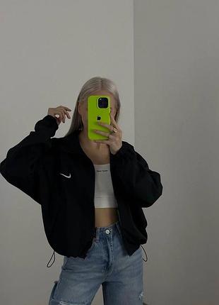 Стильна жіноча вітровка oversize з кишенями