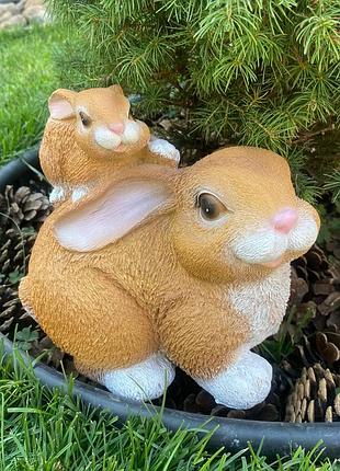 Садова фігура зайчиха з зайченям, русий колір (19×15×23 см), садові фігури з полістоуну, садово-паркові фігури