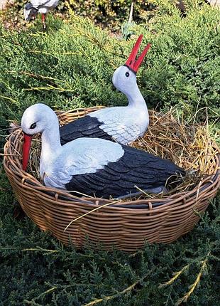 Комплект фігур сім'я садових лелек №131 у гнізді з ротангу, садові фігури лелеки, декоративні лелеки в гнізді з полістоуну
