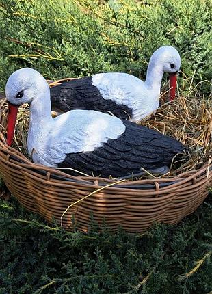 Комплект фігур сім'я садових лелек №132 у гнізді з ротангу, лелеки в сад, декоративні лелеки в гнізді із полістоуну