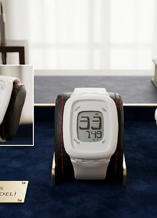 Цифровые часы swatch touch в белом силиконовом корпусе.