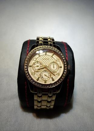 Женские часы guess steel w0403l2 – это элегантный акцентный аксессуар в золотистом цвете с инкрустацией кристаллами.