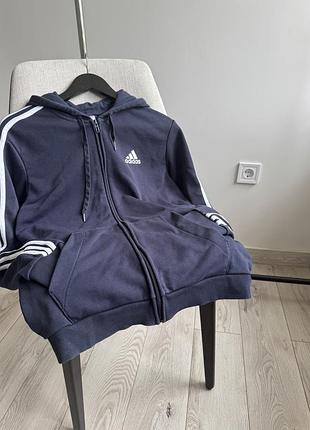 На замку кофта adidas
