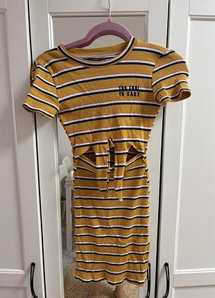 Жовта сукня в смужку від бренду bershka з вирізами на талії та зав'язкою спереду.