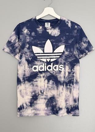 Бавовняна футболка adidas originals у синьо-білому забарвленні тай-дай (tie-dye) з великим білим логотипом