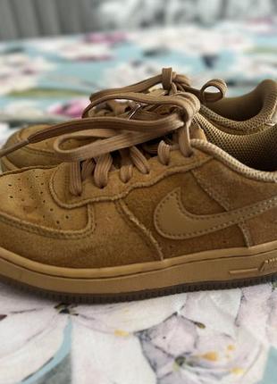Nike кросівки , підійдуть як для хлопчика так і для дівчинки, стан чудовий, розмір та устілка є на фото . легкі та зручні, матеріал замш