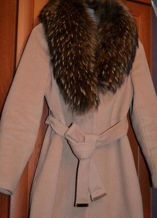 Стильное шерстяное бежевое пальто zaal италия с натуральным меховым воротником2 фото