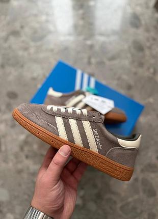 Стильні жіночі кросівки adidas spezial beige white
