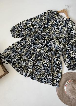 Сукня з квітковим принтом від h&m має вільний крій та об'ємні рукави.
