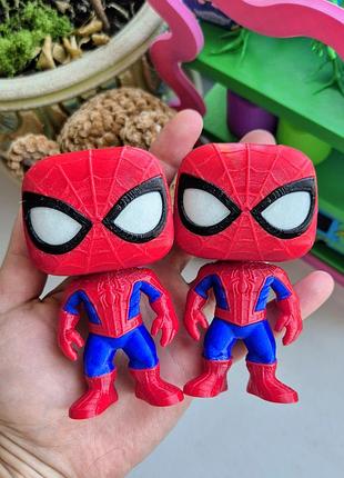 Человек-паук в стиле funko pop, глаза светятся в темноте