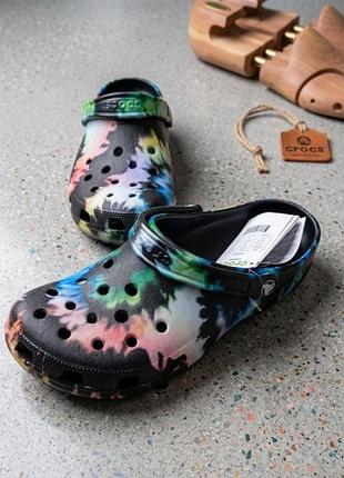 Кроксы сабо crocs classic tie dye graphic clog размер 43 (м10/w12) стелька 27