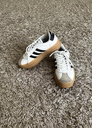 Стильні кросівки на платформі adidas 36 розміру