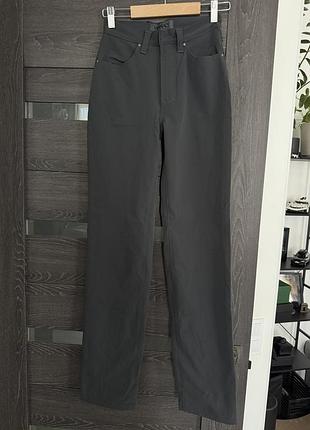 Брюки versace jeans couture. прямий крій, висока посадка, щільна тканина. розмір xs.