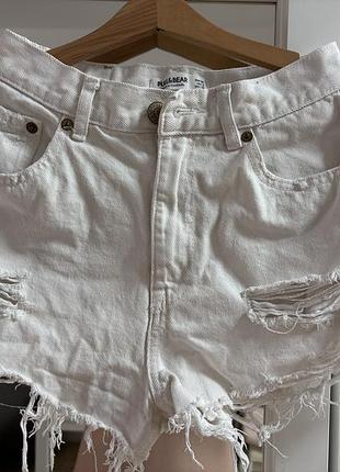 Білі джинсові шорти від pull&bear мають рваний дизайн та необроблені краї.