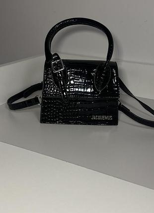 Маленька лакована рельєфна сумка jacquemus