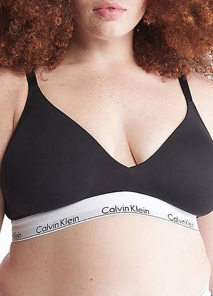 Бралетт триангл calvin klein топ с логотипом