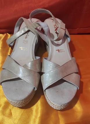 Стильные женские кожаные босоножки Tamaris