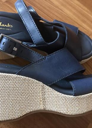 Шкіряні босоніжки сандалі clarks manon wish темно-синього кольору