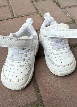 Дитячі кросівки nike court borough low 2 tdv білого кольору з ремінцем на липучці та перфорованим носком