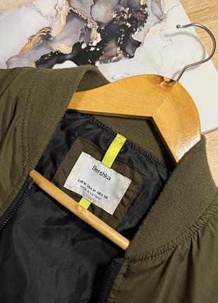 Куртка бомбер bershka оливкова