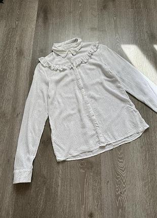 Біла блуза сорочка pull&bear жіноча у крапинку в горошок легка тоненька віскозна з рюшею з комірцем святкова нарядна рубашка