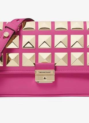 Жіноча сумка michael kors bradshaw small studded leather shoulder bag у яскраво-рожевому кольорі (відтінок wild berry / pink).